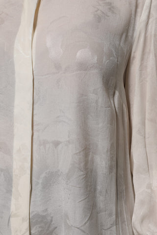 Blusa blanca con botones y mangas largas