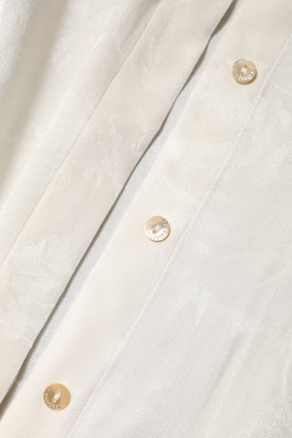 Blusa blanca con botones y mangas largas