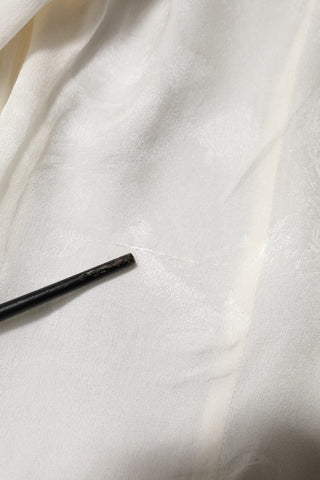Weiße Bluse mit langen Ärmeln und Knopfleiste