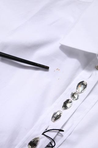 Top blanco con mangas largas y adornos de pedrería