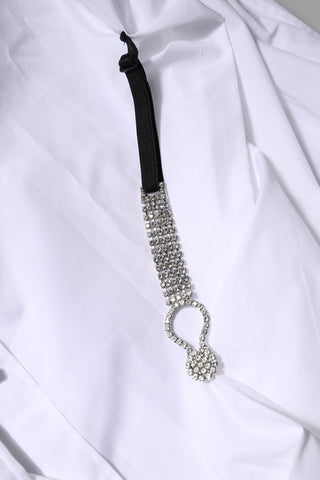 Top blanco con mangas largas y adornos de pedrería