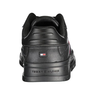 Zapatilla masculina de cuero negro