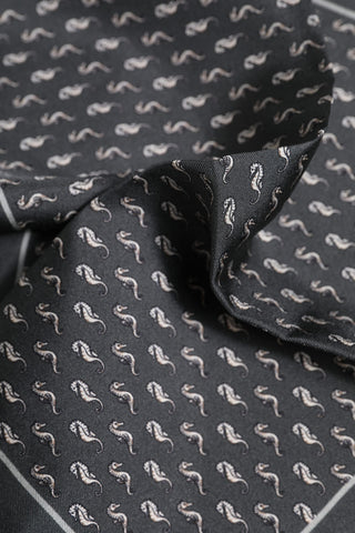 Foulard aus Seide für Herren mit schwarzem Fischmuster