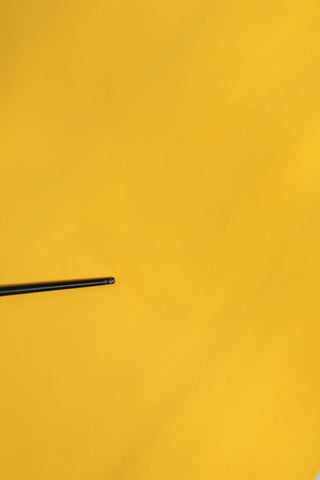Gelbes, schulterfreies Etui-Midikleid mit Schlitz