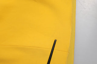 Gelbes One-Shoulder-Kleid mit Seitenschlitz