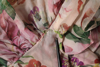 Rosa Maxikleid mit Blumenmuster und Stufenrock