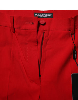 Rote Wollhose mit schmal zulaufendem Bein und mittlerer Bundhöhe