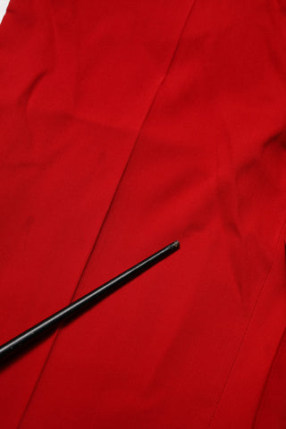 Rote Wollhose mit schmal zulaufendem Bein und mittlerer Bundhöhe