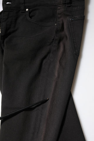 Schwarze, mittelhohe Röhrenjeans aus Baumwolle