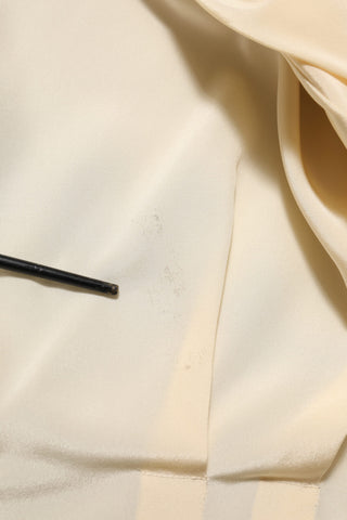 Hellgelbe Bluse mit Ascotkragen und Knöpfen