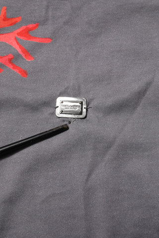 Graues T-Shirt aus Baumwolle mit Korallenmuster und Logo-Plakette
