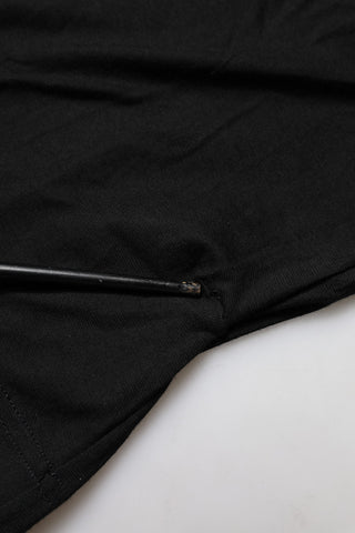 Schwarzes T-Shirt aus Baumwolle mit kurzen Ärmeln und Rundhalsausschnitt