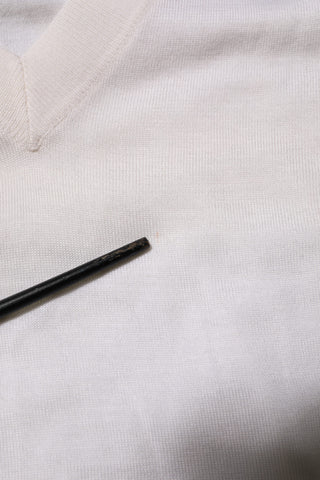 Weißer Kaschmirpullover mit V-Ausschnitt und Logo