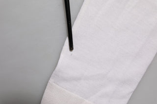 Weißer Kaschmirpullover mit V-Ausschnitt und Logo