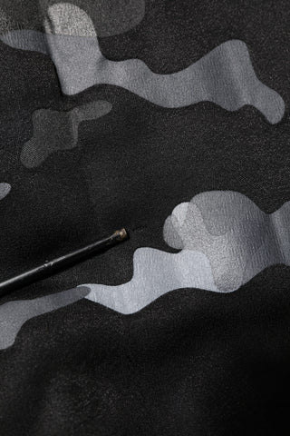 Schwarzer Camouflage Pullover