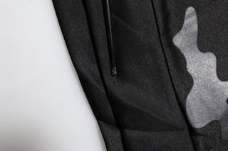 Schwarzer Camouflage-Pullover