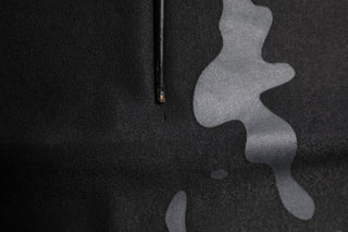 Schwarzer Camouflage-Pullover