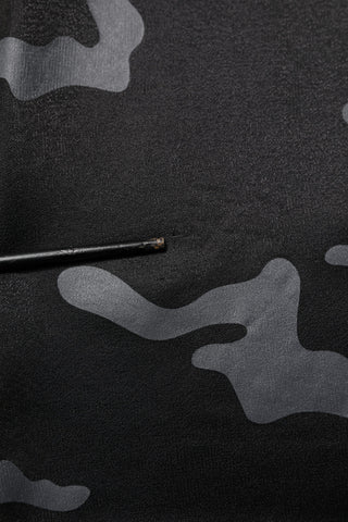 Schwarzer Camouflage-Pullover