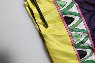 Blauer Seidenwickelmantel mit Blumenmuster und langen Ärmeln