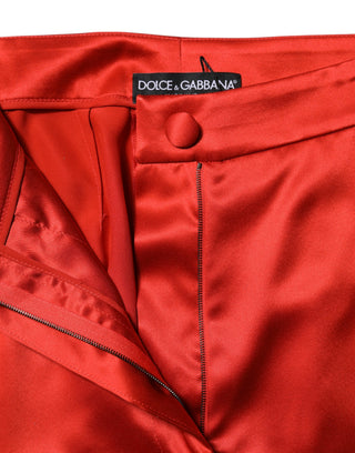 Rote Satinhose mit weitem Bein und hoher Taille