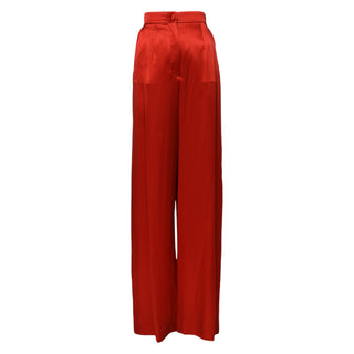 Rote Satinhose mit weitem Bein und hoher Taille