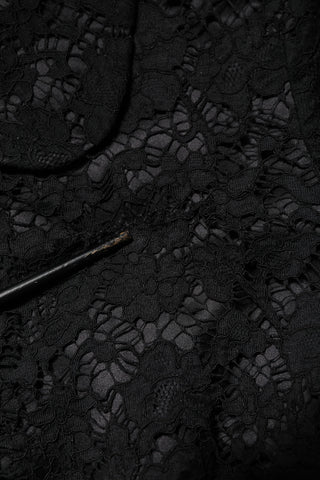 Chaqueta negra de algodón con encaje floral y cuello