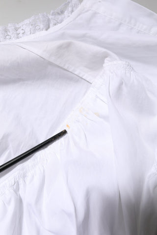 Weiße Bluse mit Rüschen und Spitze