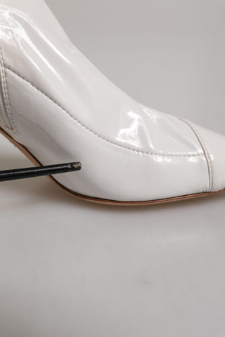 Weiße Stiletto-Absatzstiefel