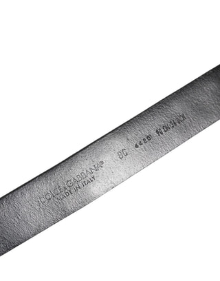 Schwarzer Ledergürtel mit Nieten und Metallschnalle mit Logo