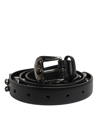 Schwarzer Ledergürtel mit Nieten und Metallschnalle mit Logo