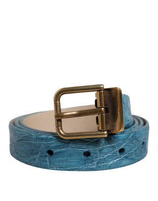 Blauer Ledergürtel mit klassischer Goldschnalle