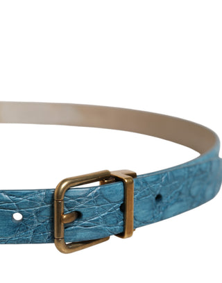 Blauer Ledergürtel mit klassischer Goldschnalle