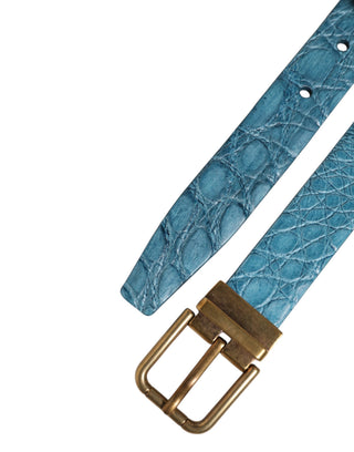 Blauer Ledergürtel mit klassischer Goldschnalle