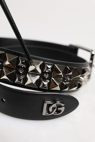 Schwarzer Ledergürtel mit Nieten und DG-Metallschnalle