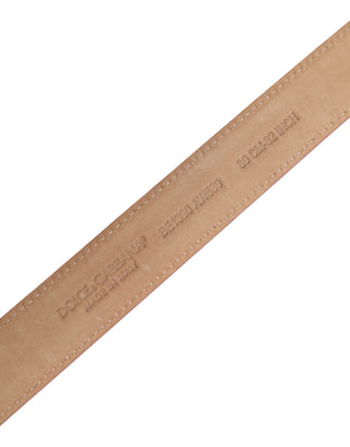 Roter Ledergürtel mit goldener Metallschnalle