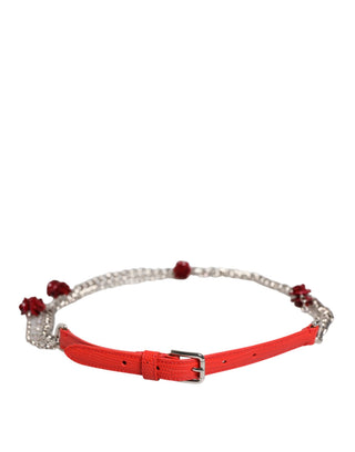 Roter Ledergürtel mit Blumenmuster und silberner Kette