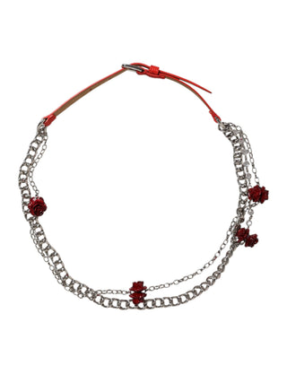 Roter Ledergürtel mit Blumenmuster und silberner Kette