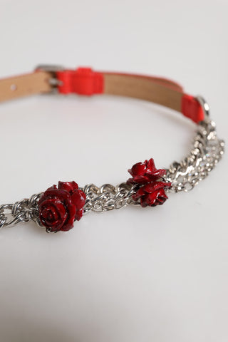 Roter Ledergürtel mit Blumenmuster und silberner Kette