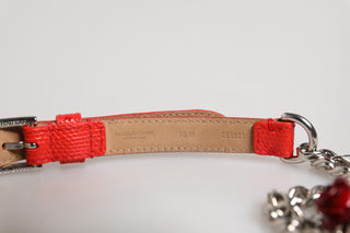 Roter Ledergürtel mit Blumenmuster und silberner Kette