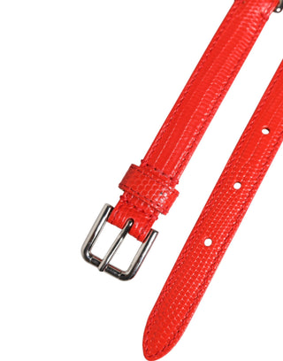 Roter Ledergürtel mit Blumenmuster und silberner Kette