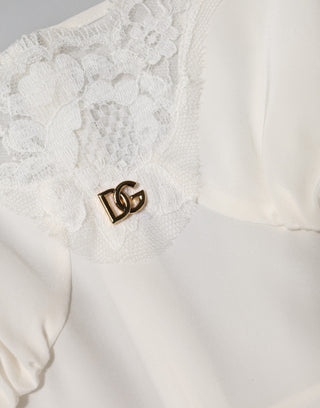Vestido de seda blanco con encaje dorado y logo DG, estilo camisón