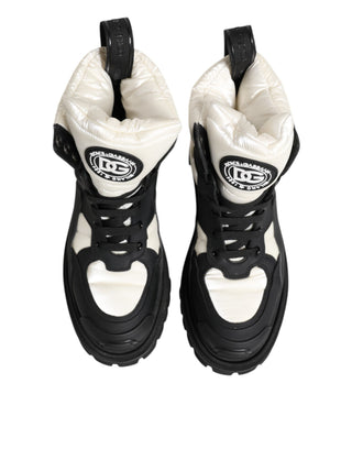 Botines cortos acolchados con cordones en blanco y negro
