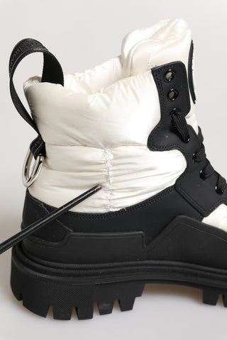 Botines cortos acolchados con cordones en blanco y negro