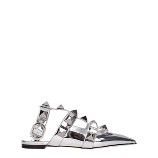 Graue flache Sandalen aus Leder
