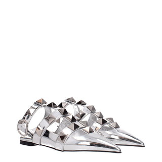 Graue flache Sandalen aus Leder
