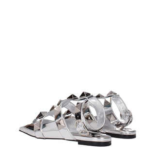 Graue flache Sandalen aus Leder