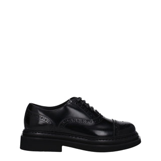 Schwarze Leder-Oxfords und Derbys