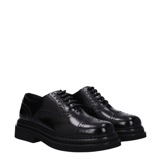 Schwarze Leder-Oxfords und Derbys
