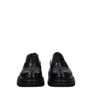 Schwarze Leder-Oxfords und Derbys