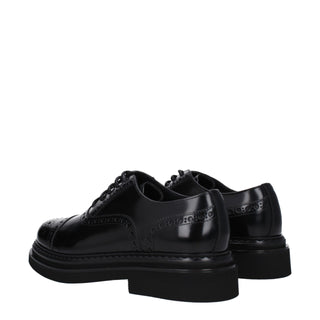 Schwarze Leder-Oxfords und Derbys